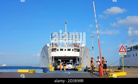 CARLOFORTE, ITALIE - 26 juillet 2017 : ferry dans le port méditerranéen, chargé de passagers et de voitures, presque prêt à partir. Les portes de la poupe sont toujours ouvertes, s Banque D'Images