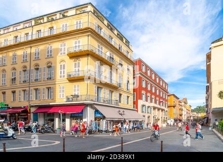 Une large intersection de boutiques et de cafés dans le centre touristique de Nice, en France, sur la Côte d'Azur. Banque D'Images