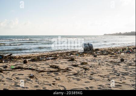 KOH SAMUI, THAÏLANDE - 15 décembre 2019: Pollution de plage comme les bouteilles en plastique et autres déchets sur la plage de Koh Samui. Cette corbeille a été ragoût Banque D'Images