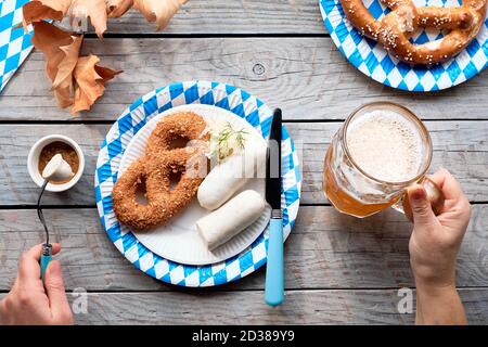 Fêtez l'Oktoberfest seul. Plats et bières traditionnels, saucisses weisshurst et bretzels. Banque D'Images