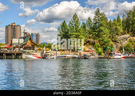 Des bateaux bordent la marina et le port à proximité du complexe, du parc McEuen et de la colline Tubbs, sur le lac coeur d'Alene, dans l'intérieur du Nord-Ouest Banque D'Images