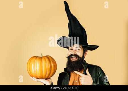 Homme barbu cuisez dans un chapeau d'Halloween avec de la citrouille. Joyeux week-end d'Halloween. Trick or Treat. Autocollants Happy Halloween. Joyeux Halloween - beau homme Banque D'Images