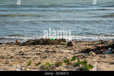 KOH SAMUI, THAÏLANDE - 15 décembre 2019: Pollution de plage comme les bouteilles en plastique et autres déchets sur la plage de Koh Samui. Cette corbeille a été ragoût Banque D'Images