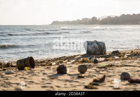 KOH SAMUI, THAÏLANDE - 15 décembre 2019: Pollution de plage comme les bouteilles en plastique et autres déchets sur la plage de Koh Samui. Cette corbeille a été ragoût Banque D'Images