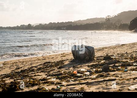 KOH SAMUI, THAÏLANDE - 15 décembre 2019: Pollution de plage comme les bouteilles en plastique et autres déchets sur la plage de Koh Samui. Cette corbeille a été ragoût Banque D'Images