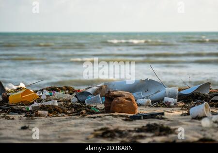 KOH SAMUI, THAÏLANDE - 15 décembre 2019: Pollution de plage comme les bouteilles en plastique et autres déchets sur la plage de Koh Samui. Cette corbeille a été ragoût Banque D'Images