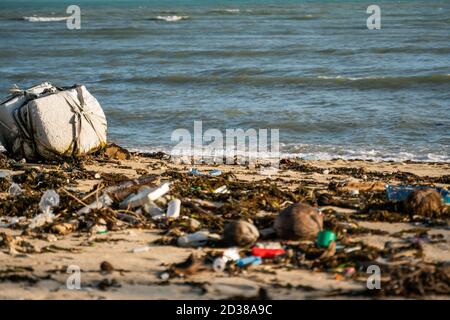 KOH SAMUI, THAÏLANDE - 15 décembre 2019: Pollution de plage comme les bouteilles en plastique et autres déchets sur la plage de Koh Samui. Cette corbeille a été ragoût Banque D'Images