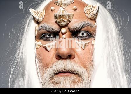 Druid sur fond noir. Frelon diable dans sa maison - style ancien. Monstre avec des épines et des verrues affûtées sur le visage. Homme à tête de taureau. Démon avec Banque D'Images