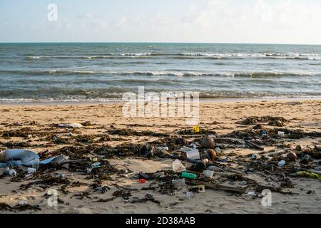 KOH SAMUI, THAÏLANDE - 15 décembre 2019: Pollution de plage comme les bouteilles en plastique et autres déchets sur la plage de Koh Samui. Cette corbeille a été ragoût Banque D'Images