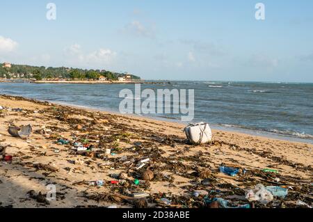 KOH SAMUI, THAÏLANDE - 15 décembre 2019: Pollution de plage comme les bouteilles en plastique et autres déchets sur la plage de Koh Samui. Cette corbeille a été ragoût Banque D'Images