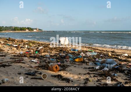 KOH SAMUI, THAÏLANDE - 15 décembre 2019: Pollution de plage comme les bouteilles en plastique et autres déchets sur la plage de Koh Samui. Cette corbeille a été ragoût Banque D'Images