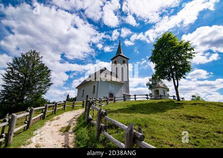 Cerkev sv. Duh église dans les collines au-dessus de la vallée de Logarska dolina en Slovénie Banque D'Images