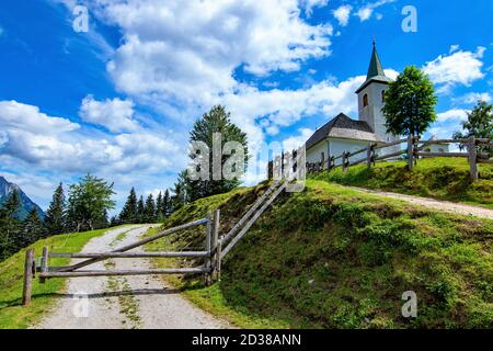 Cerkev sv. Duh église dans les collines au-dessus de la vallée de Logarska dolina en Slovénie Banque D'Images