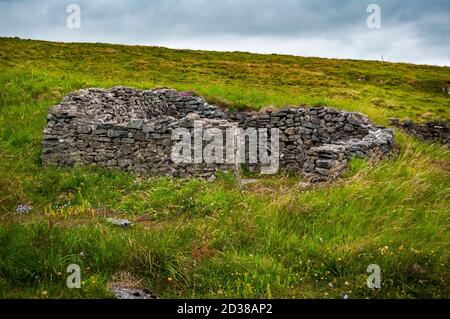 Ruiné et abandonné le bâtiment des mineurs de pierres sèches, connu sous le nom de centre d'excellence, à la mine de plomb de How Grove sur Dirtlow Rake près de Castleton. Banque D'Images