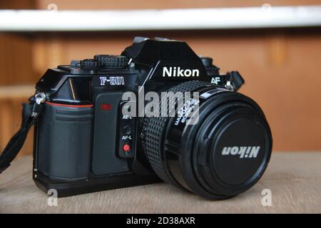 Caméra analogique Nikon F-105 avec objectif à autofocus Nikkor 35 mm. Appareils photo reflex à objectif unique utilisant un rouleau de film. Sidoarjo, Indonésie. Juin 2020 Banque D'Images