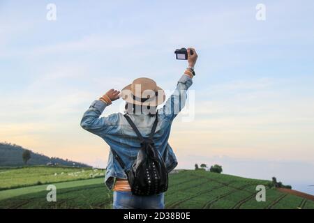 Une célébration d'une femme photographe au sommet de la colline indonésienne. Expression joyeuse d'aventuriers dans des vêtements décontractés Banque D'Images