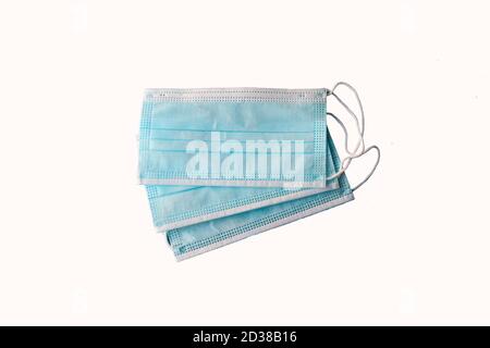 Masques chirurgicaux bleus, isolés sur fond blanc Banque D'Images