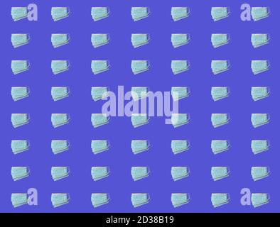 Modèle de masques chirurgicaux bleus, isolés sur fond bleu Banque D'Images