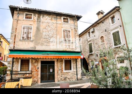 Lazise est une commune médiévale de la province de Vérone, dans la région italienne de Vénétie, située sur la rive est du lac de Garde Banque D'Images