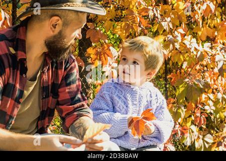 Un papa barbu parle de voyage à son fils. Voyageur avec beaucoup d'expérience. Paternité et éducation. Temps en famille. Aventure avec son fils. Raconter des histoires Banque D'Images