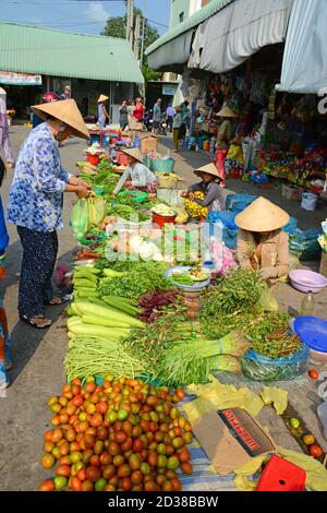 CAN THO, VIETNAM - 19 mars 2014 : une dame achète des légumes dans une rue près du marché couvert de CAN Tho, dans le sud du Vietnam, sur le Mékong Banque D'Images