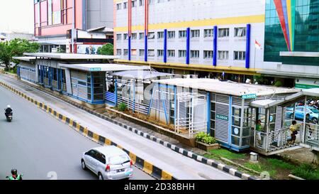 Jakarta, Indonésie - 22 janvier 2020 : Glodok TransShelter Jakarta (arrêt de bus) sur Jalan Gajah Mada. Banque D'Images