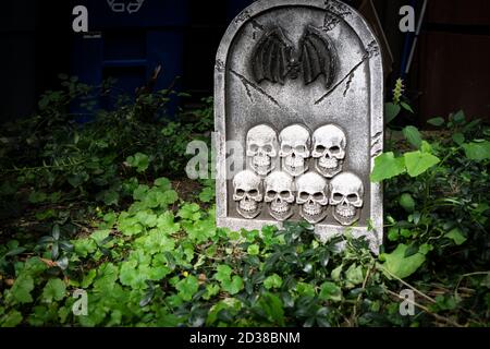 Reposez-vous dans la paix RIP Gravestone Halloween Décoration avec crânes plus Green Leaves dans Halloween concept Banque D'Images