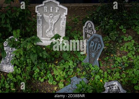 Reposez-vous dans la paix RIP Gravestone Halloween Décoration avec crânes plus Green Leaves dans Halloween concept Banque D'Images