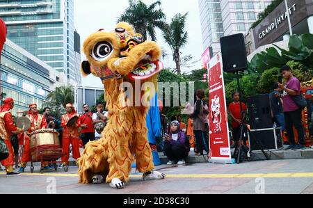 Jakarta, Indonésie - 24 janvier 2020:: Spectacle de la danse du lion en mouvement rapide (danse traditionnelle chinoise) devant l'hôtel Grand Hyatt. Banque D'Images