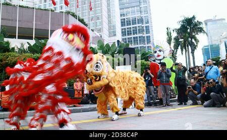 Jakarta, Indonésie - 24 janvier 2020:: Spectacle de la danse du lion en mouvement rapide (danse traditionnelle chinoise) devant l'hôtel Grand Hyatt. Banque D'Images