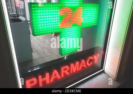 pharmacie 24 heures signe de croix médecine santé premiers soins Banque D'Images