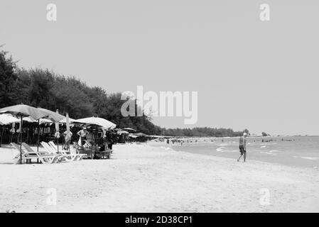 Quartier CHA-AM, THAÏLANDE - 24 FÉVRIER 2017 - Plage de Chaam avec les touristes se bronzer et se détendre Banque D'Images