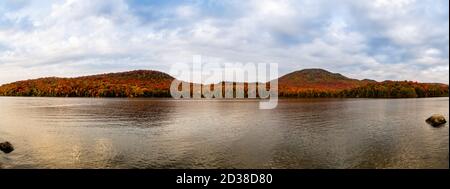 Vue automnale du lac Stukely dans le parc national du Mont-Orford, Canada Banque D'Images