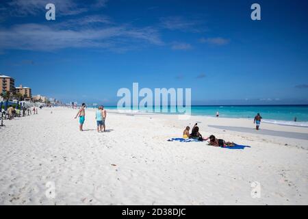 CANCUN, MEXIQUE - OCTOBRE 6: Les touristes apprécient les plages des Caraïbes pour la matinée suivant les règles de la distanciation sociale, avant qu'ils soient retirés de la plage en raison de l'ouragan Delta le 6 octobre 2020 à Cancun, Mexique. Crédit : Rodolfo Flores/Groupe Eyepix/accès photo Banque D'Images