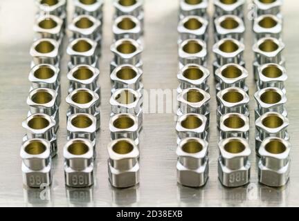 Pile d'aiguilles en fer N°18 G réutilisées pour l'aiguille de médicament Dans la boîte du stérilisateur à vapeur Banque D'Images