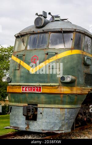 Gros plan d'une locomotive d'époque abandonnée en Chine, traduction : vent de l'est Banque D'Images