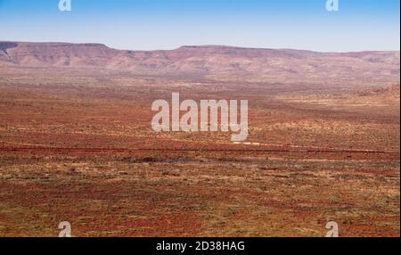 Trains en minerai de fer d'une longueur d'un kilomètre près de la mine de Marandoo, juste à l'extérieur de la limite du parc national de Karijini, en Australie occidentale. Banque D'Images