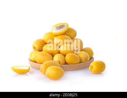 Fruits frais de palmier dans un plat en bois isolé sur blanc arrière-plan Banque D'Images