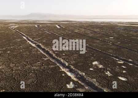 La terre sèche, le sol au bord du lac salé. Photo à Qinghai, Chine. Banque D'Images