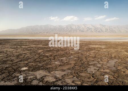 La terre sèche, le sol au bord du lac salé. Photo à Qinghai, Chine. Banque D'Images