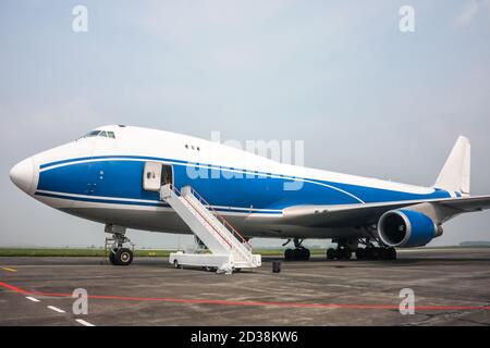 Avion à carrosserie large avec porte ouverte et rampe d'embarquement Banque D'Images