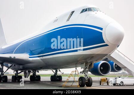 Gros plan d'un gros avion à caisse large avec porte ouverte et la rampe d'embarquement Banque D'Images