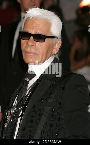 Karl Lagerfeld arrive au Gala du Costume Institute pour célébrer les "liaisons dangereuses: Mode et mobilier au XVIIIe siècle" au Metropolitan Museum of Art de New York le 26 avril 2004. Crédit photo : Henry McGee/MediaPunch Banque D'Images