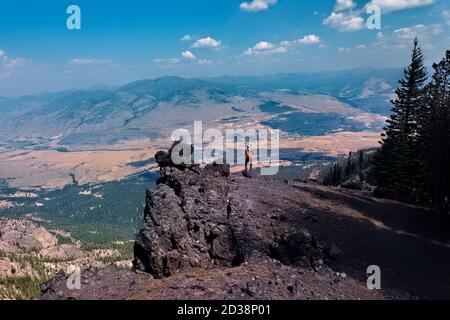 Vue sur le Montana depuis le sommet de Sepulcher Mountain, parc national de Yellowstone, Wyoming, États-Unis Banque D'Images