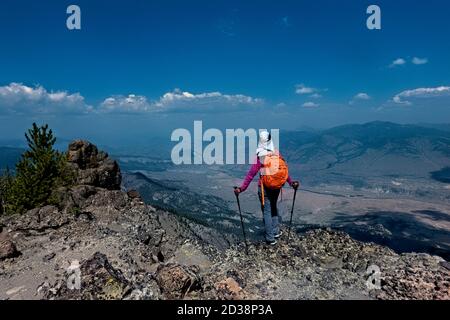 Vue sur le Montana depuis le sommet de Sepulcher Mountain, parc national de Yellowstone, Wyoming, États-Unis Banque D'Images