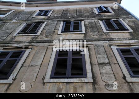 Maisons anciennes avec fenêtres à volets. Banque D'Images