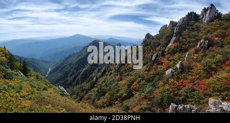 Pics rocheux à Seorak Mountain, Corée du Sud (Seoraksan) en automne Banque D'Images