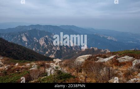 Sentier près du sommet de la montagne Seorak, Corée du Sud (Daecheongbong) Banque D'Images