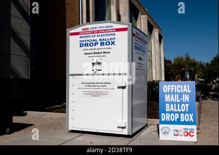 Washington, États-Unis. 07e octobre 2020. Boîte de dépôt des bulletins de vote vue devant la Cleveland Park Library. Crédit : SOPA Images Limited/Alamy Live News Banque D'Images