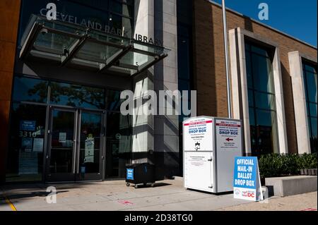 Washington, États-Unis. 07e octobre 2020. Boîte de dépôt des bulletins de vote vue devant la Cleveland Park Library. Crédit : SOPA Images Limited/Alamy Live News Banque D'Images